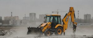 Демонтаж бетонного фундамента гидромолотом на экскаваторе-погрузчике JCB в Астане