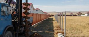 Бурение лунок под столбы забора ямобуром на участке в Астане